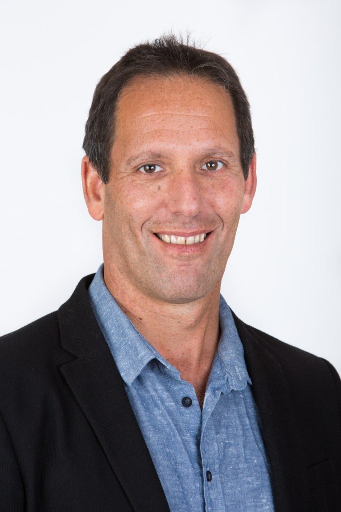 מנהל גלובלי בכיר בשמיר אופטיקה.